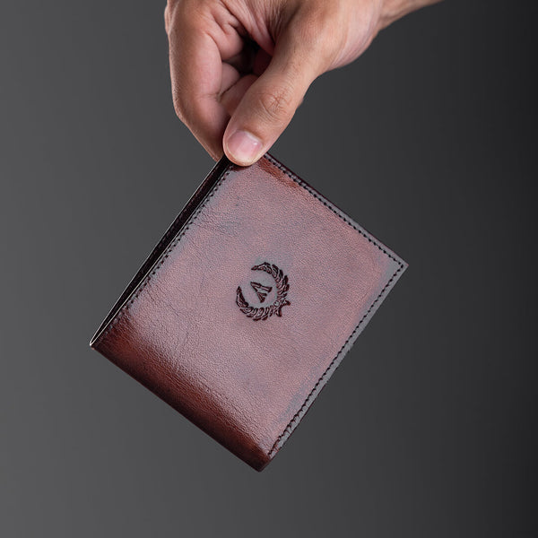 Blanc - A sleek, minimalist bi-fold wallet with an integrated flip ID section, Blanc is thoughtfully designed to maximise utility while maintaining an exceptionally slim profile. Detailed shot