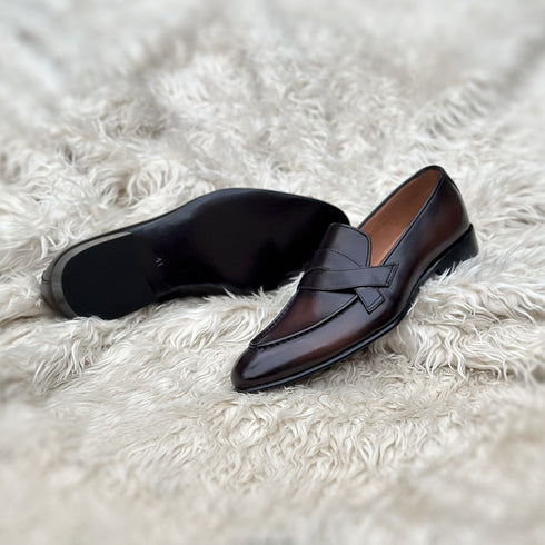 Andrew - Single component penny loafer with an elegant twisted leather tie on the facing. Hand made from the finest Calf leather with hand-stitch detailing. Soft inner naturally tanned cow leather lining. Rounded edge vegetable tanned leather sole. Finished in the very beautiful Hazelnut patina.
