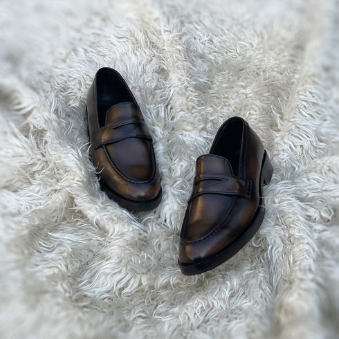 Alonso - Penny loafer made from the finest Crust Calf leather. Soft inner cow leather lining and vegetable tanned leather mid-sole. Additional Vibram out-sole protector for maximum durability. FInished in the beautiful Caramel patina