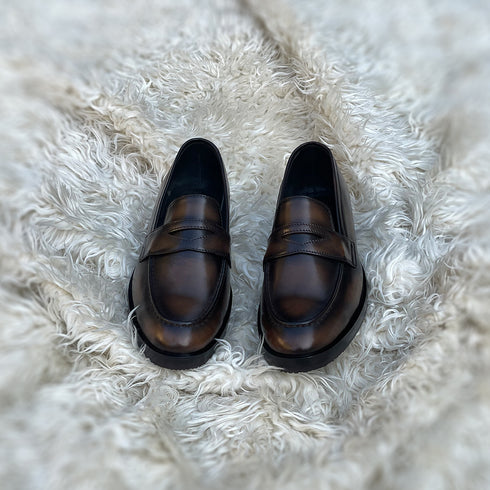 Alonso - Penny loafer made from the finest Crust Calf leather. Soft inner cow leather lining and vegetable tanned leather mid-sole. Additional Vibram out-sole protector for maximum durability. FInished in the beautiful Caramel patina