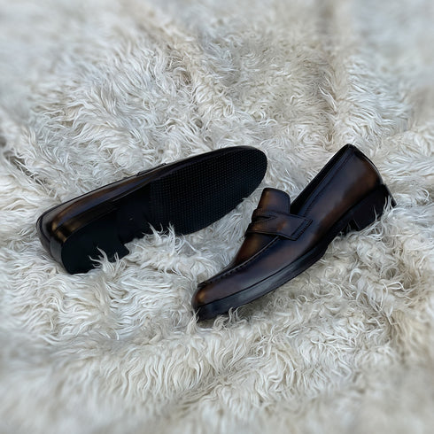 Alonso - Penny loafer made from the finest Crust Calf leather. Soft inner cow leather lining and vegetable tanned leather mid-sole. Additional Vibram out-sole protector for maximum durability. FInished in the beautiful Caramel patina