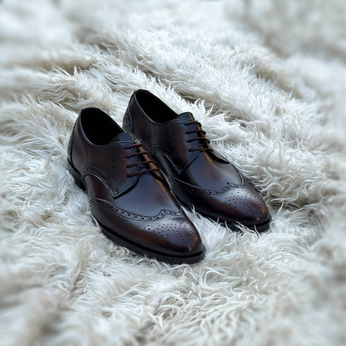 Burnam - Wing-tip derby with toe medallion and brogue detailing. Finished in the beautiful Umber patina