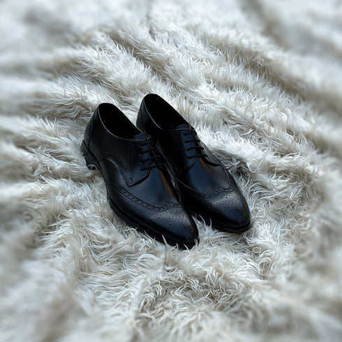 Burnam - Wingtip derby with toe medallion & brogue detailing. Made from high quality black calf leather