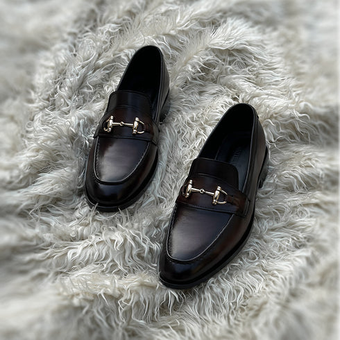 Heston - Horse-bit loafer with hand stitch apron and metallic golden accessory. Finished in the very beautiful Burnt Tobacco Patina