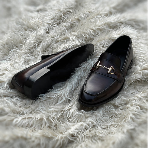 Heston - Horse-bit loafer with hand stitch apron and metallic golden accessory. Finished in the very beautiful Burnt Tobacco Patina