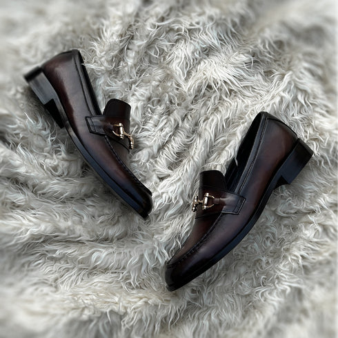 Heston - Horse-bit loafer with hand stitch apron and metallic golden accessory. Finished in the very beautiful Burnt Tobacco Patina
