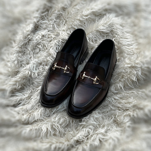Heston - Horse-bit loafer with hand stitch apron and metallic golden accessory. Finished in the very beautiful Burnt Tobacco Patina
