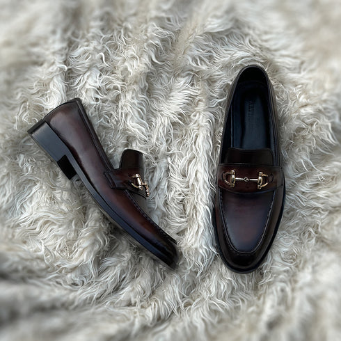 Heston - Horse-bit loafer with hand stitch apron and metallic golden accessory. Finished in the very beautiful Burnt Tobacco Patina