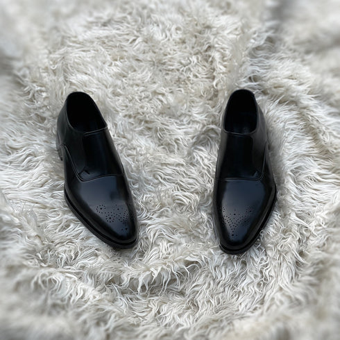 Kaiden A3 - Lazy man Cap Toe Oxford with a beautiful Toe medallion. Meticulously hand-crafted from the finest black Calf leather