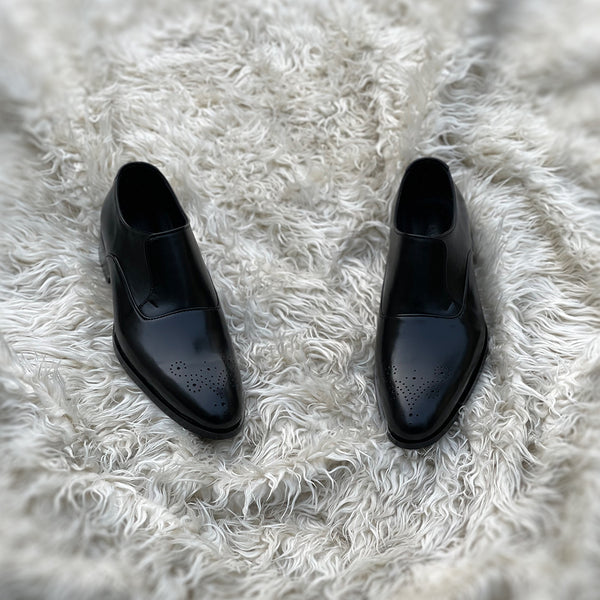 Kaiden A3 - Lazy man Cap Toe Oxford with a beautiful Toe medallion. Meticulously hand-crafted from the finest black Calf leather