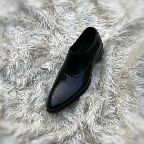 Kaiden A3 - Lazy man Cap Toe Oxford with a beautiful Toe medallion. Meticulously hand-crafted from the finest black Calf leather