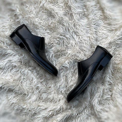 Kaiden A3 - Lazy man Cap Toe Oxford with a beautiful Toe medallion. Meticulously hand-crafted from the finest black Calf leather