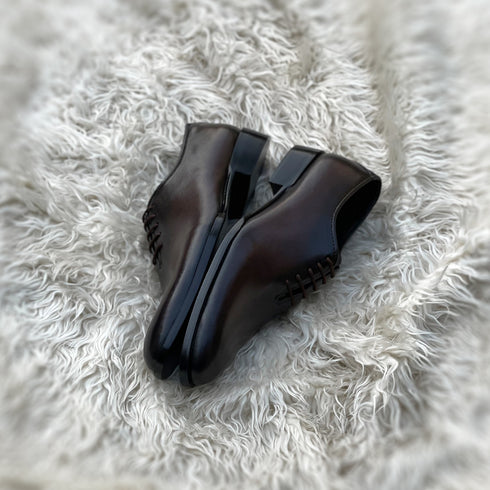 Kendrick - Single component whole-cut, meticulously hand-crafted from the finest crust Calf leather. Finished in the very beautiful Dark Mocca patina