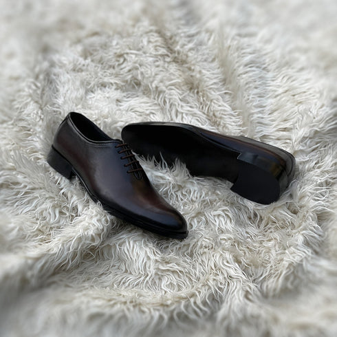 Kendrick - Single component whole-cut, meticulously hand-crafted from the finest crust Calf leather. Finished in the very beautiful Dark Mocca patina