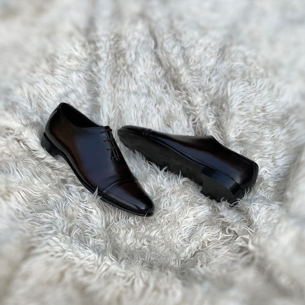 Leon - Single component whole-cut with a pseudo Cap toe. Finished in the subtle Dark Teak patina