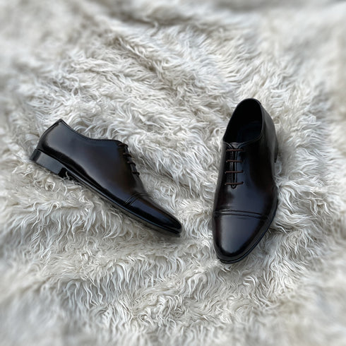 Leon - Single component whole-cut with a pseudo Cap toe. Finished in the subtle Dark Teak patina