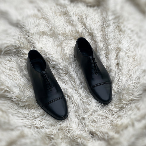 Leon - Single component whole-cut with a pseudo Cap toe.