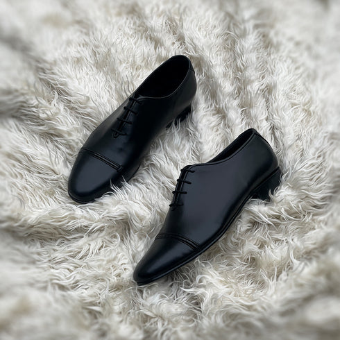 Leon - Single component whole-cut with a pseudo Cap toe.