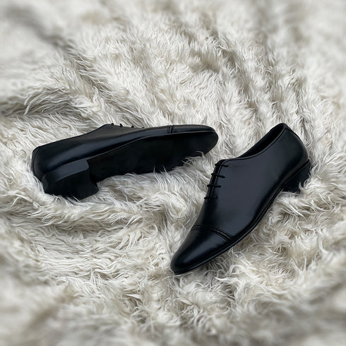 Leon - Single component whole-cut with a pseudo Cap toe.