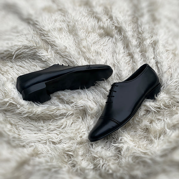 Leon - Single component whole-cut with a pseudo Cap toe.