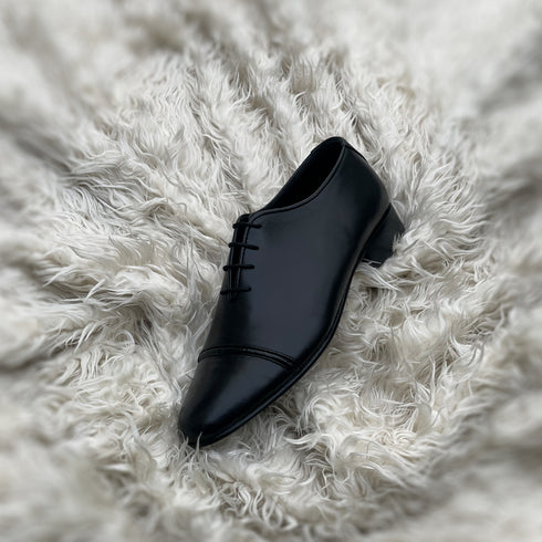 Leon - Single component whole-cut with a pseudo Cap toe.