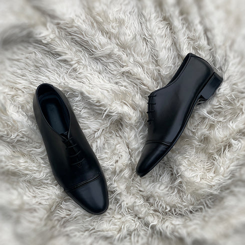 Leon - Single component whole-cut with a pseudo Cap toe.