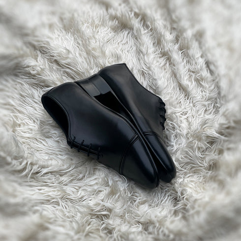 Leon - Single component whole-cut with a pseudo Cap toe.