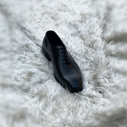 Oscar 2.0 - Two component Dress Oxford with an elegant toe & back counter medallion. Meticulously hand-crafted from the finest black calf leather.