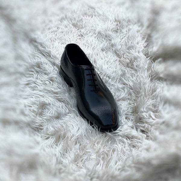 Oscar 2.0 - Two component Dress Oxford with an elegant toe & back counter medallion. Meticulously hand-crafted from the finest black calf leather.