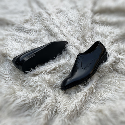 Oscar 2.0 - Two component Dress Oxford with an elegant toe & back counter medallion. Meticulously hand-crafted from the finest black calf leather.