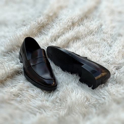 Alonso - Penny loafer made from the finest Calf leather. Soft inner cow leather lining and vegetable tanned leather mid-sole. Additional Vibram out-sole protector for maximum durability. FInished in the beautiful Pecan patina