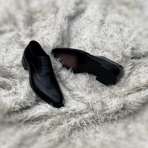 Trent - Wingtip Oxford with beautiful toe medallion and spade leather sole