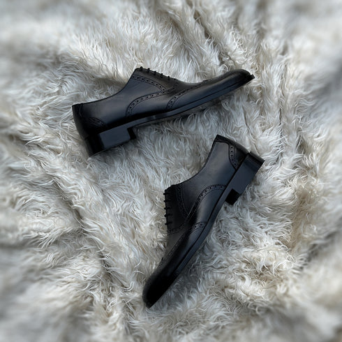 Winston - Wingtip Oxford with beautiful toe medallion and Brogue detailing. Made from the finest Black Calf leather.