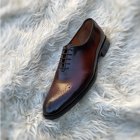 Isaac - Wholecut made from Calf leather with toe medallion detail in Mesquite Patina