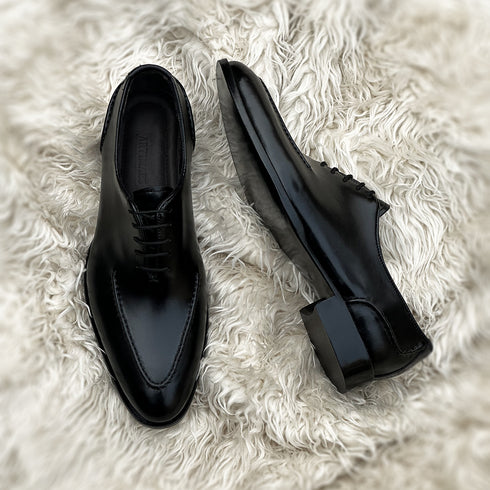 Warren - Whole-cut with hand stitch pseudo apron and back counter detailing. Made from high quality black calf leather