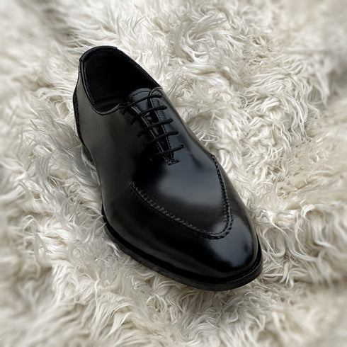 Warren - Whole-cut with hand stitch pseudo apron and back counter detailing. Made from high quality black calf leather