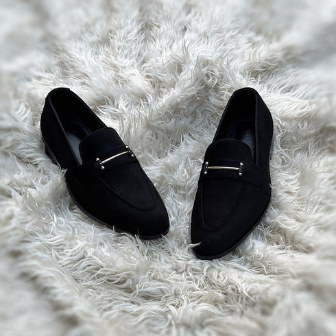 Carlyle | Black - Horse-bit loafer made from fine nab velvet. Solid metal accessory on the facing