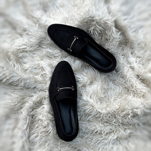 Carlyle | Black - Horse-bit loafer made from fine nab velvet. Solid metal accessory on the facing