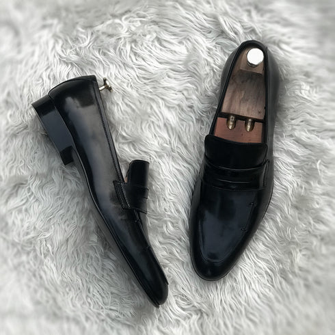 Lucas - Penny loafer with hand stitch detailing. Made from high quality Calf leather, soft inner leather lining and rounded edge leather sole